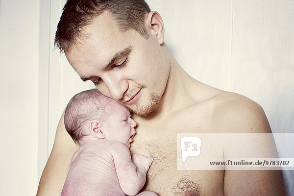 Vater mit neugeborenem Baby