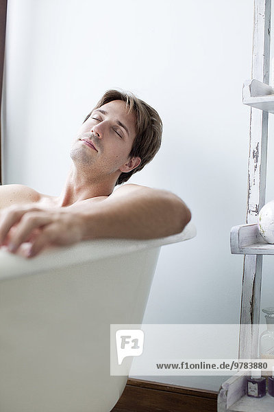 Mann entspannt sich im Bad