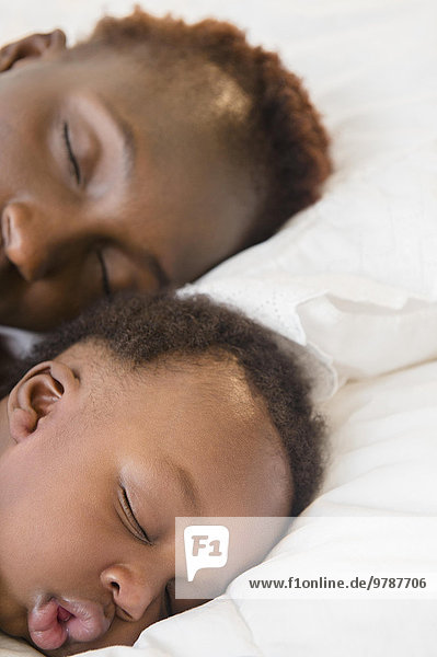 Sohn Bett schlafen schwarz Mutter - Mensch