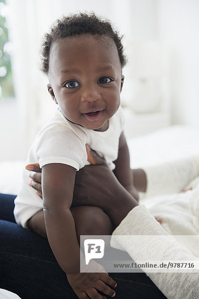 lächeln Junge - Person halten schwarz Close-up Mutter - Mensch Baby