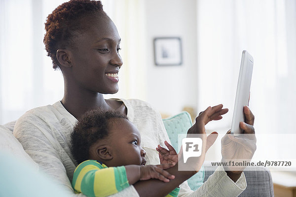 benutzen Junge - Person schwarz Close-up Tablet PC Mutter - Mensch Baby