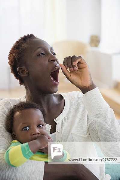 Junge - Person halten gähnen schwarz Mutter - Mensch Baby