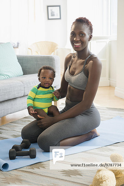 Junge - Person Zimmer üben halten schwarz Wohnzimmer Mutter - Mensch Baby Matte