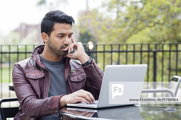 Außenaufnahme benutzen Mann Notebook Indianer Tisch freie Natur