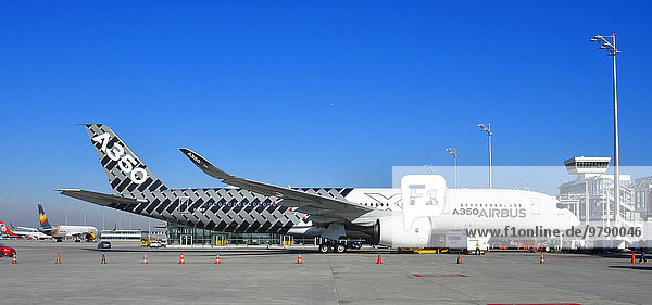'Airbus A 350 900 XWB bei Abfertigung auf Position am Terminal 1 am Flughafen München ''Franz Josef Strauß''  München  Oberbayern  Bayern  Deutschland  Europa'