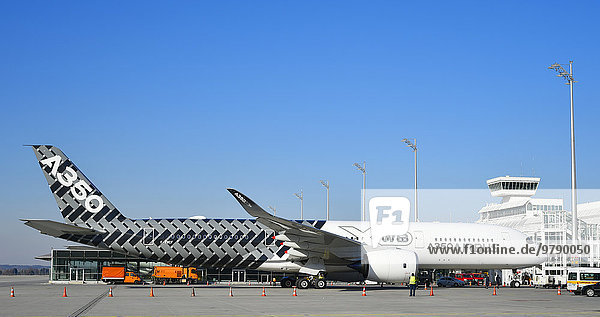 'Airbus A 350 900 XWB bei Abfertigung auf Position am Terminal 1 am Flughafen München ''Franz Josef Strauß'',  München,  Oberbayern,  Bayern,  Deutschland,  Europa'