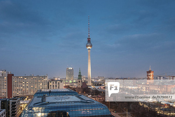 Ausblick auf Berlin Mitte  Fernsehturm am Alexanderplatz  Park Inn Hotel  Berlin  Deutschland  Europa