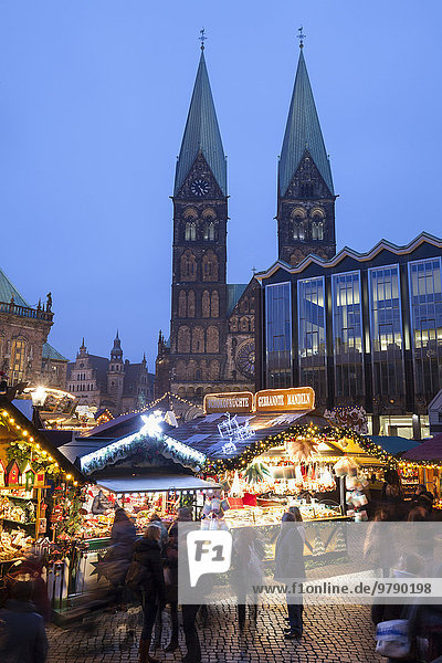 Weihnachtsmarkt  St. Petri Dom  Marktplatz  Bremen  Deutschland  Europa
