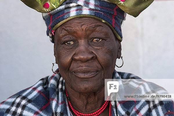 Einheimische Frau  Herero-Frau mit typischer Kopfbedeckung  Portrait  Outjo  Namibia  Afrika