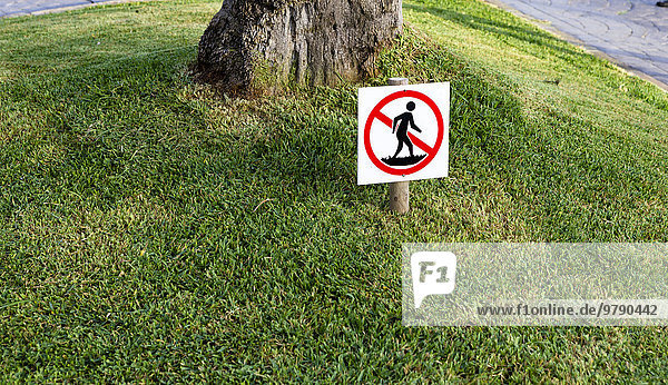 Betreten verboten Schild auf Rasen  Santanyí  Mallorca  Balearen  Spanien  Europa