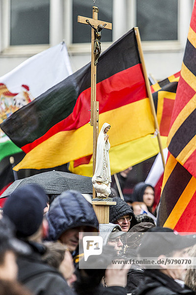 Deutschlandfahne  Kreuz  Demo  PEGIDA  Hogesa  Hooligans  Antifa  Bürgerinitiativen  Salafisten  Wuppertal  Nordrhein-Westfalen  Deutschland  Europa