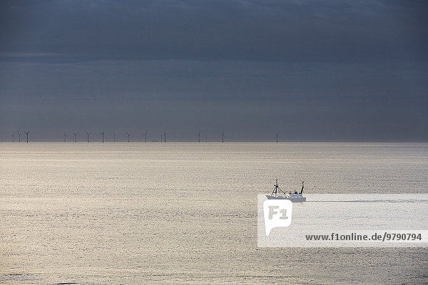Fischkutter auf der Nordsee  vor der Nordholländischen Küste  hinten der Offshore-Windpark Egmond aan Zee  Egmond aan Zee  Nordholland  Niederlande  Europa