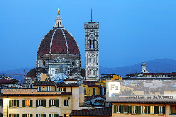 Kuppel und Glockenturm im Abendlicht  Dom  Cattedrale di Santa Maria del Fiore  Florenz  Toskana  Italien  Europa
