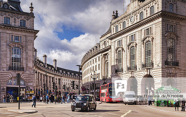 Taxi und Ombnibus am Anfang der Regent Street  London  England  Großbritannien  Europa