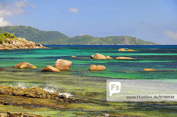 Küste mit Felsbrocken im Wasser  Insel Praslin  Seychellen  Afrika