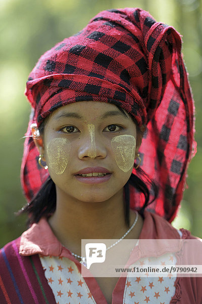 Frau vom Bergvolk der Palaung mit Thanaka auf ihrem Gesicht  Shan-Staat  Myanmar  Asien