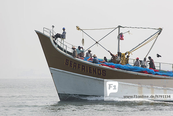 Fischer fahren auf das Meer hinaus  Kochi  Kerala  Indien  Asien