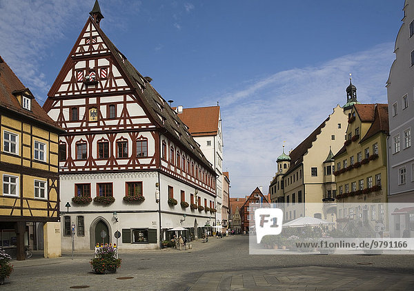 Straßenszene mit Fachwerkhäusern in der mittelalterlichen Stadt  Nördlingen  Bayern  Deutschland  Europa