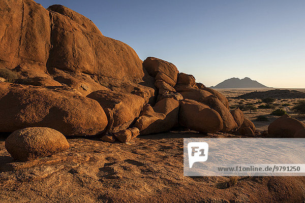 Felsen an der Spitzkoppe  hinten die kleine Spitzkoppe  Abendlicht  Namibia  Afrika