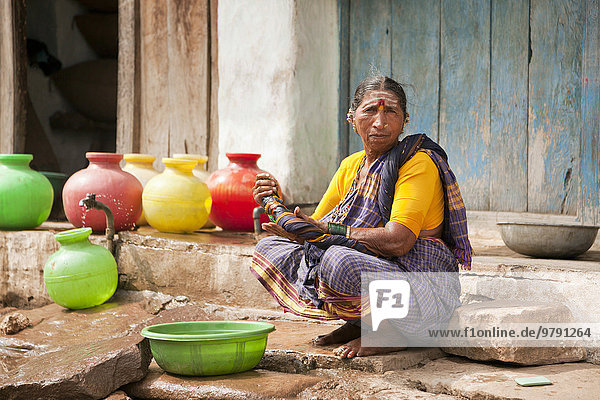 Ältere Frau bei der Handwäsche  Aihole  Karnataka  Indien  Asien