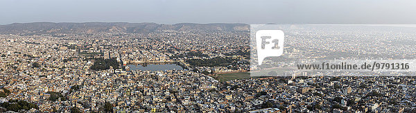 Panoramablick auf die Stadt Jaipur vom Nahargarh Fort  Rajasthan  Indien  Asien