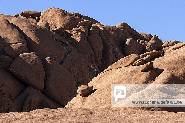 Felsen und Felskugeln an der Spitzkoppe  Damaraland  Namibia  Afrika