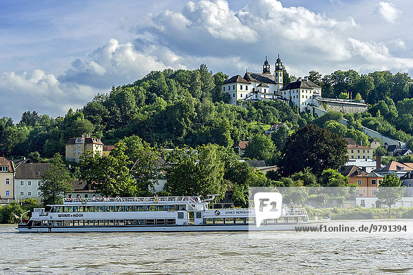 Ausflugsschiff Agnes Bernauer  Fluss Inn  oben Wallfahrtskirche von Kloster Mariahilf  Passau  Niederbayern  Bayern  Deutschland  Europa