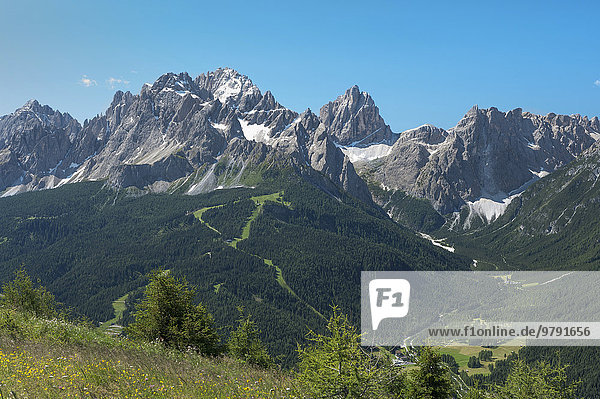 Sextner Dolomiten  Aussicht vom Wanderberg Helm  Fischleintal  Gipfel von links: Pfannspitze  Neunerkofl  Rotwandspitze  Elfer  Zwölfer  Einser  Südtirol  Italien  Europa