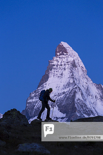 Matterhorn mit Wanderer  Morgenstimmung  Zermatt  Wallis  Schweiz  Europa