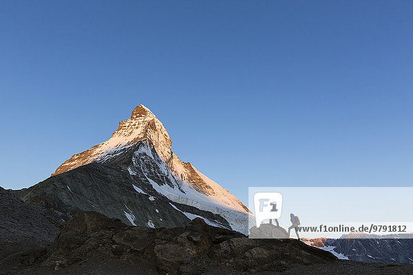 Zwei Bergsteiger am Aufstieg zum Matterhorn Zermatt Wallis Schweiz Europa