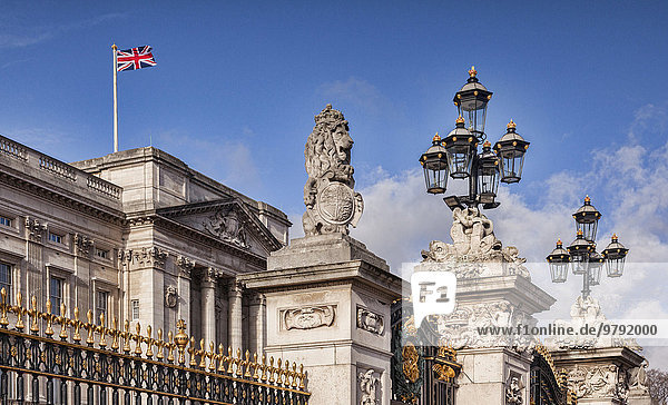 Die Tore von Buckingham Palace  Victoria Memorial  The Mall  London  England  Großbritannien  Europa