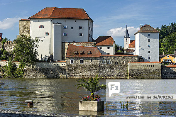 Burg Veste Niederhaus  Fluss Donau bei Hochwasser  hinten Pfarrkirche St. Severin  Altstadt  Passau  Niederbayern  Bayern  Deutschland  Europa