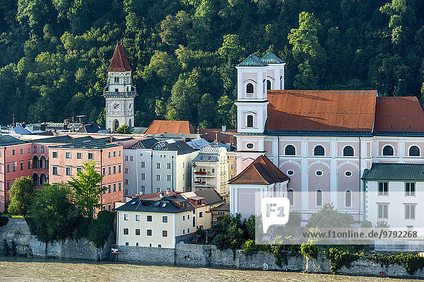 Rathausturm  Jesuitenkirche St. Michael  überschwemmte Uferpromenade von Fluss Inn bei Hochwasser  Innkai  Altstadt  Passau  Niederbayern  Bayern  Deutschland  Europa