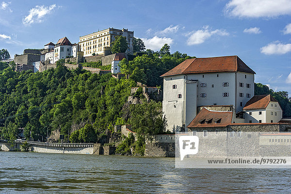 Burgen Veste Oberhaus und Veste Niederhaus  Fluss Donau  Altstadt  Passau  Niederbayern  Bayern  Deutschland  Europa