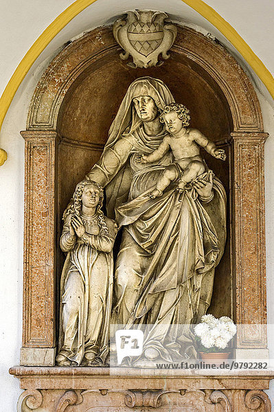 Skulptur der hl. Anna mit Maria und dem Kind  Wallfahrtskirche von Kloster Mariahilf  Klosterhof  Passau  Niederbayern  Bayern  Deutschland  Europa