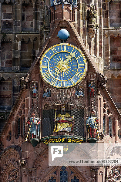 Uhr mit Kaiser Karl IV. in der Spieluhr Männleinlaufen  Westfassade  gotische Stadtpfarrkirche Unserer Lieben Frau  Frauenkirche  Nürnberg  Mittelfranken  Franken  Bayern  Deutschland  Europa