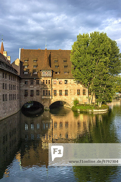 Heilig Geist Spital Fluss Pegnitz Nürnberg Mittelfranken Franken Bayern Deutschland Europa