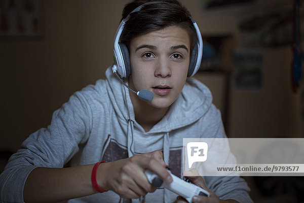 Teenager-Junge mit Headset beim Videospiel