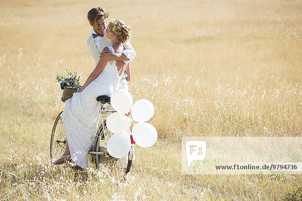 Braut- und Bräutigamfahrrad mit angebrachten Luftballons