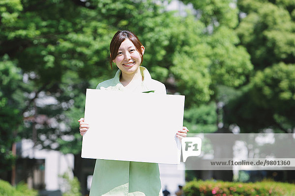 einsteigen Frau lächeln halten weiß jung japanisch