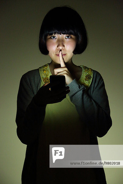 Dunkelheit Zimmer jung Mädchen japanisch Smartphone