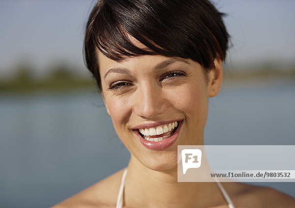 Frau lacht in die Kamera  Porträt