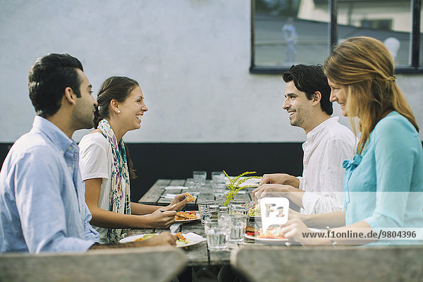 Glückliche Paare im Outdoor-Café beim Mittagessen