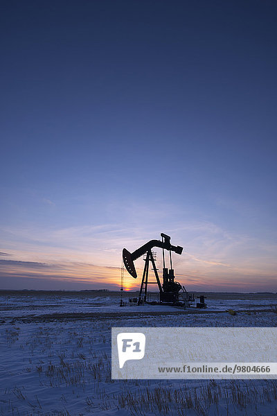 klar Sonnenuntergang Feld Bohrmaschine Bohrer flach Ölpumpe kanadisch Öl