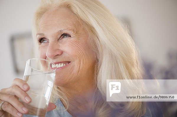 Senior Senioren Wasser Portrait Frau trinken