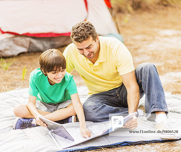 Menschlicher Vater Sohn camping