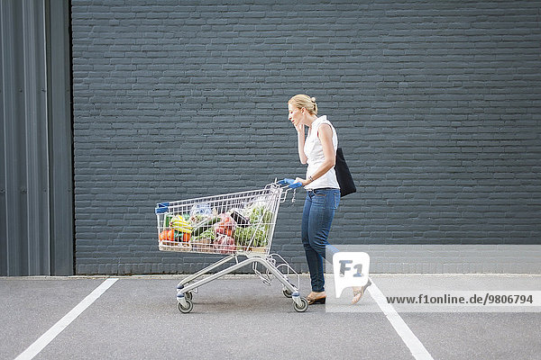 Frau gehen Einkaufswagen