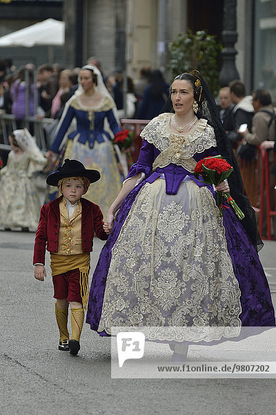 Fallas-Fest Umzug Blumengabe bei Plaza de la Virgen de los Desamparados Valencia Spanien Europa