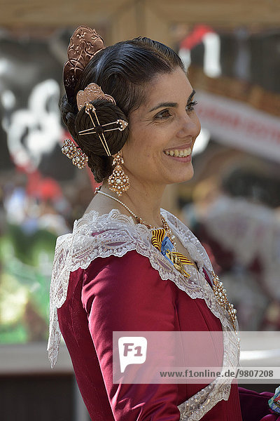 Fallas-Fest  Frau in Tracht bei Blumengabe  traditioneller Umzug an der Plaza de la Virgen de los Desamparados  Valencia  Spanien  Europa
