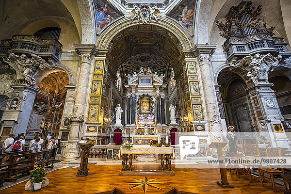 Innenraum mit Altar  Santa Maria dei Miracoli  Zwillingskirche an der Piazza del Popolo in Rom  Italien  Europa